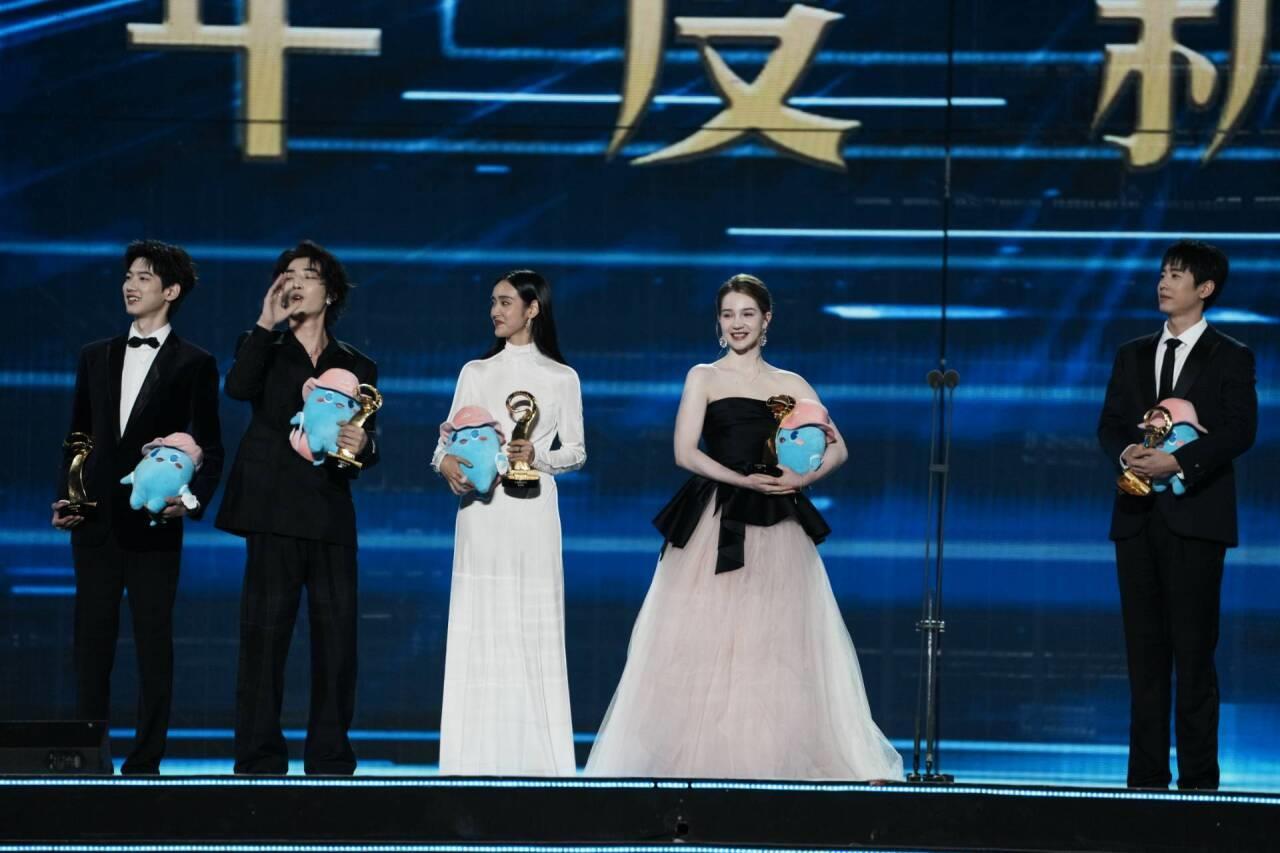 唯见长江，光影绽放！2025长江文化艺术季闭幕，张艺谋佟丽娅等众星点亮“来电的城市”