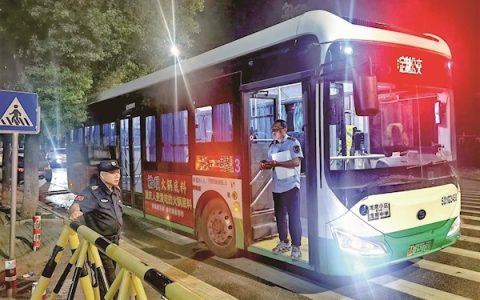 为社区初中生申请开通专线  起早贪黑开车接他们上下学 公交司机成孩子们的“暖心大叔”