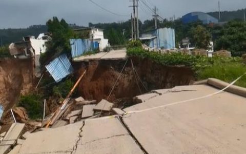 新密一村庄道路坍塌被指与矿企开采有关，当地：事发两月前，因雨季耽误修复工期，坍塌原因正调查