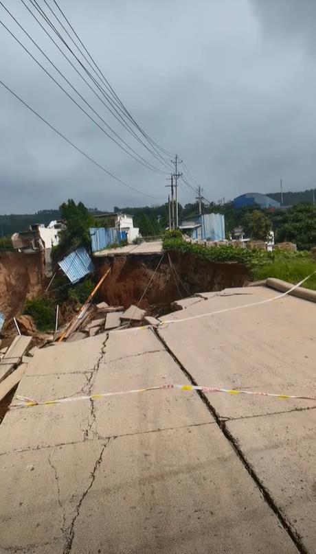 新密一村庄道路坍塌被指与矿企开采有关，当地：事发两月前，因雨季耽误修复工期，坍塌原因正调查