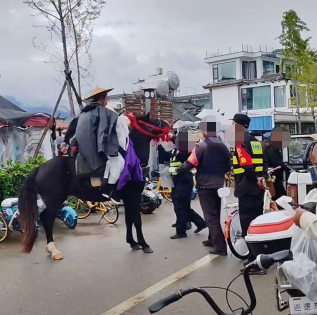 古装男子骑马硬闯大理洱海生态廊道，与保安起冲突，当地：禁止外来车辆和马匹入内，已处理完