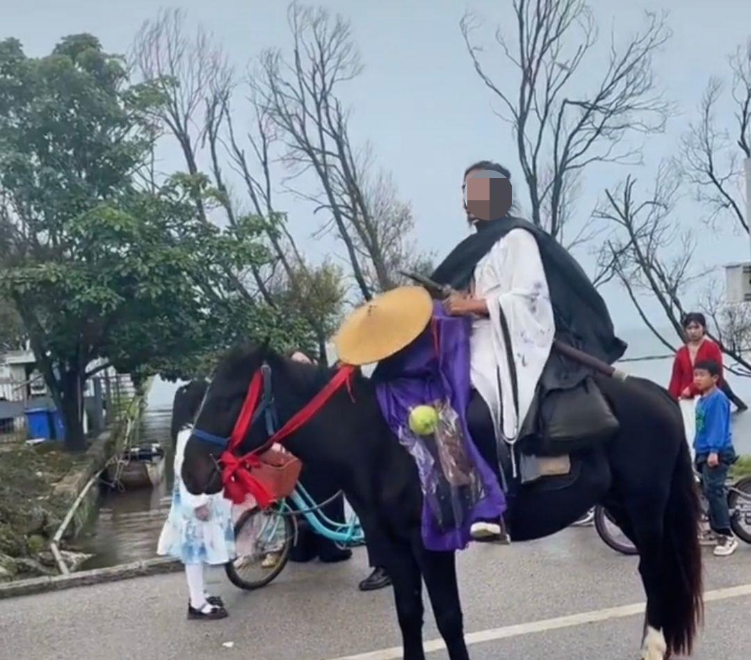 古装男子骑马硬闯大理洱海生态廊道，与保安起冲突，当地：禁止外来车辆和马匹入内，已处理完