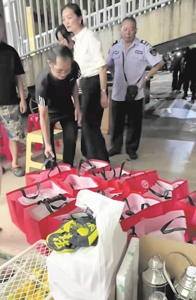 南宁北大桥塌陷抢险现场 商户免费送来170份炒粉