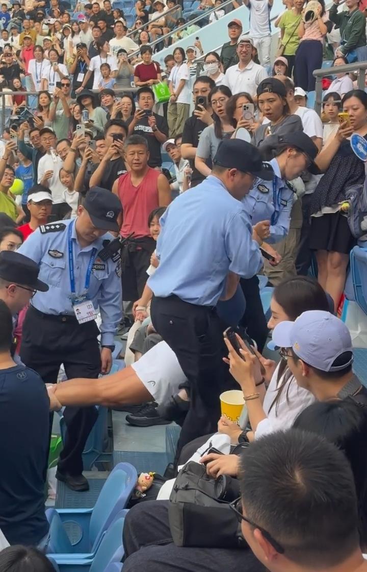上海大师赛女球迷疯狂尖叫被抬出场，警方通报：酒后严重扰乱赛场秩序，已行政处罚
