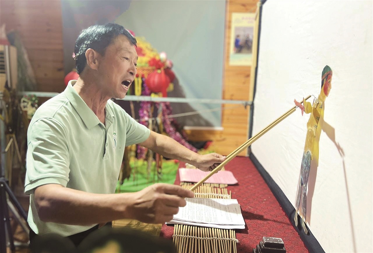 自掏腰包给村民发工资传艺 保康大山“守艺人”为独臂皮影续香火