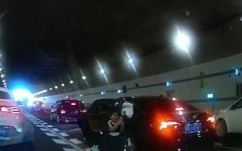 极目锐评｜十岁男孩的这一跪，照见了患难中多少善意与温暖