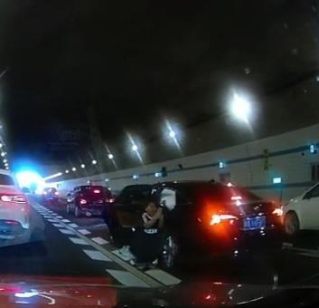 极目锐评｜十岁男孩的这一跪，照见了患难中多少善意与温暖