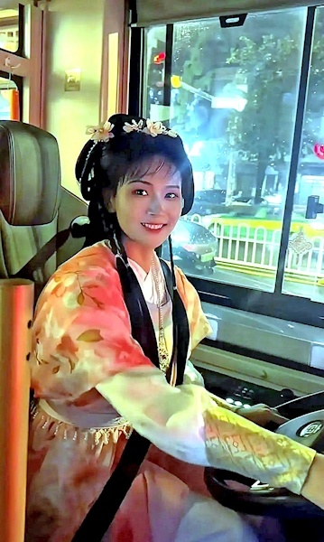 不卷“诸葛”卷“射雕”  襄阳另辟蹊径引爆全网 “黄蓉”开公交登上热搜