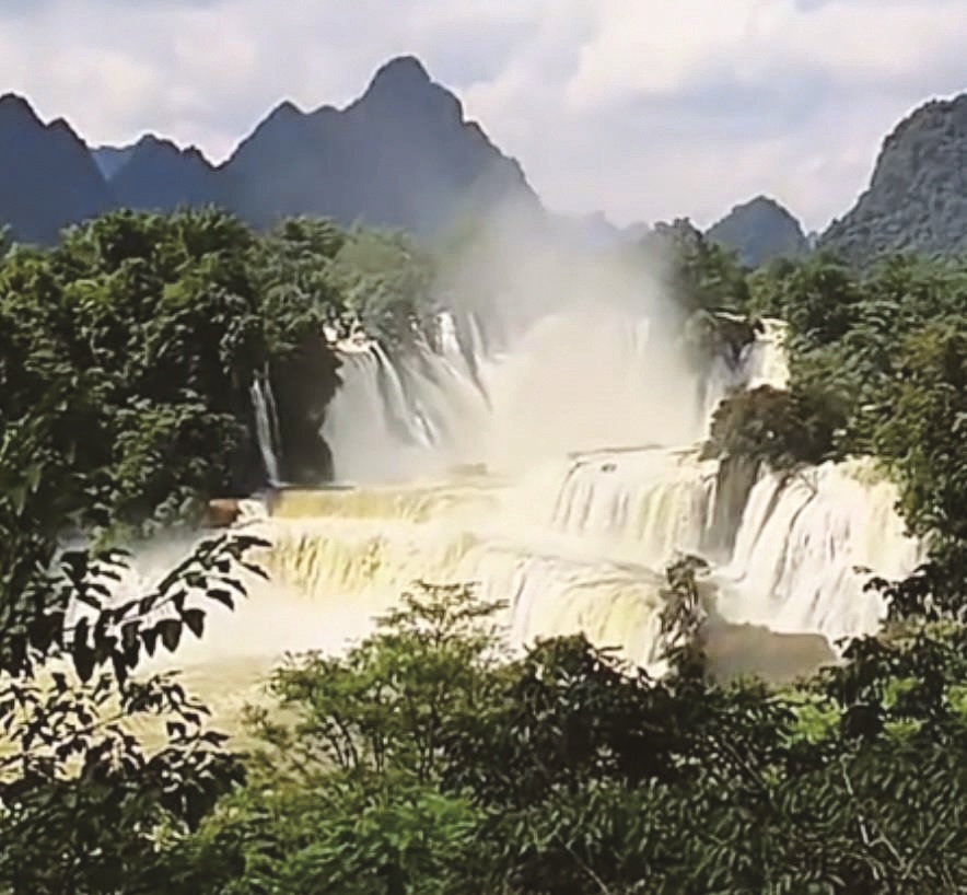 亚洲最大跨国瀑布“镀金” 网友戏称“壶口瀑布德天分瀑”