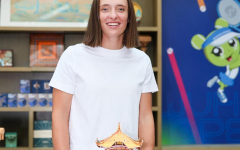 首次参赛武网的斯瓦泰克打卡中国建筑科技馆，还亲手搭了个“黄鹤楼”