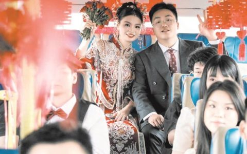 公交变身婚车！ 天门一对新人的别样浪漫