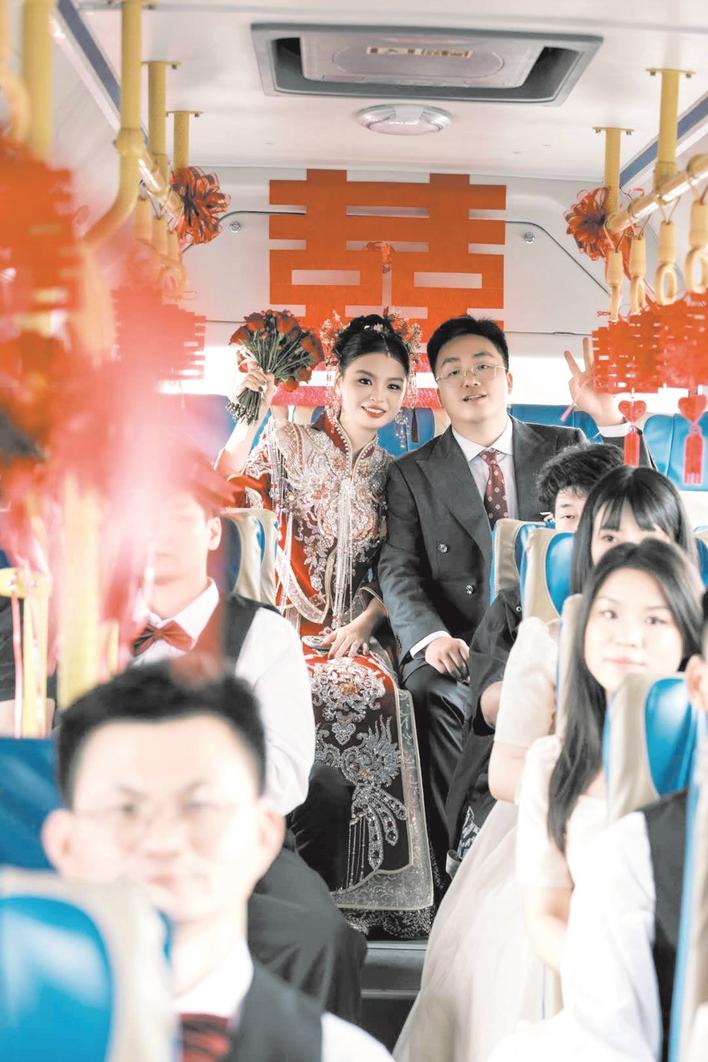 公交变身婚车！ 天门一对新人的别样浪漫