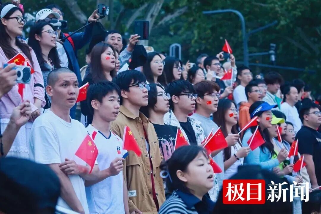 刚刚，武汉东湖凌波门数千人高唱