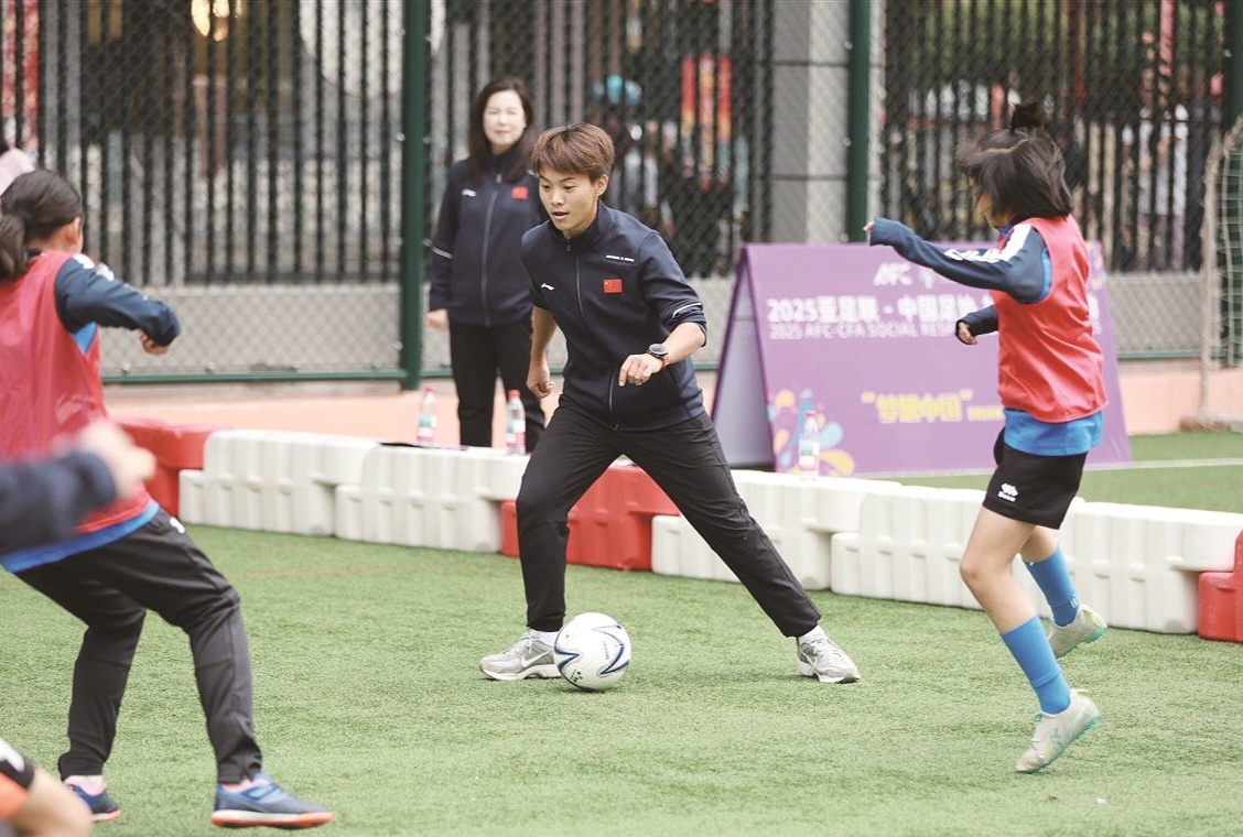 王霜与女足“小花”双向奔赴