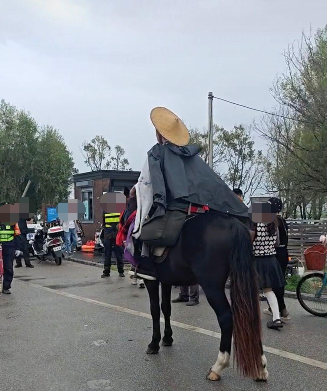古装男子骑马硬闯大理洱海生态廊道，与保安起冲突，当地：禁止外来车辆和马匹入内，已处理完