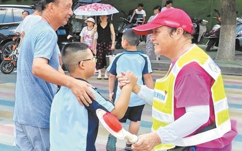 八年如一日协助交警值勤 大冶“马路奶奶” 守护学生平安