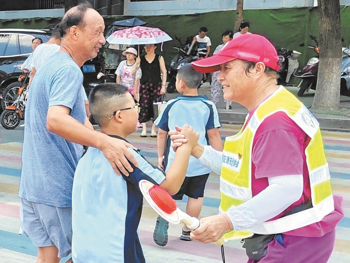 八年如一日协助交警值勤 大冶“马路奶奶” 守护学生平安