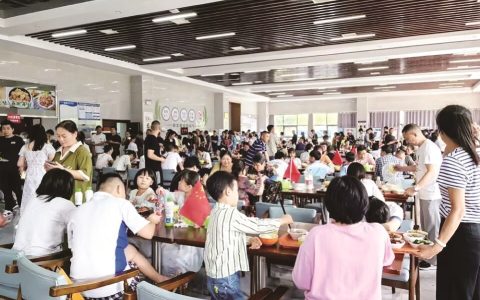 18元套餐、免费青砖茶、开放停车场…… 赤壁市政府机关食堂成热门打卡点