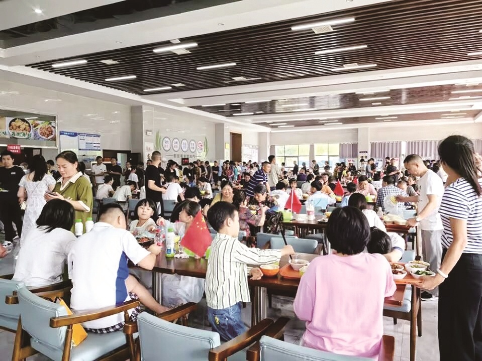 18元套餐、免费青砖茶、开放停车场…… 赤壁市政府机关食堂成热门打卡点