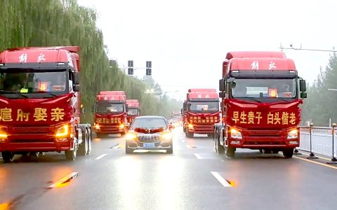 6辆解放牌重卡列队迎亲 新郎父亲：儿子很喜欢大卡车