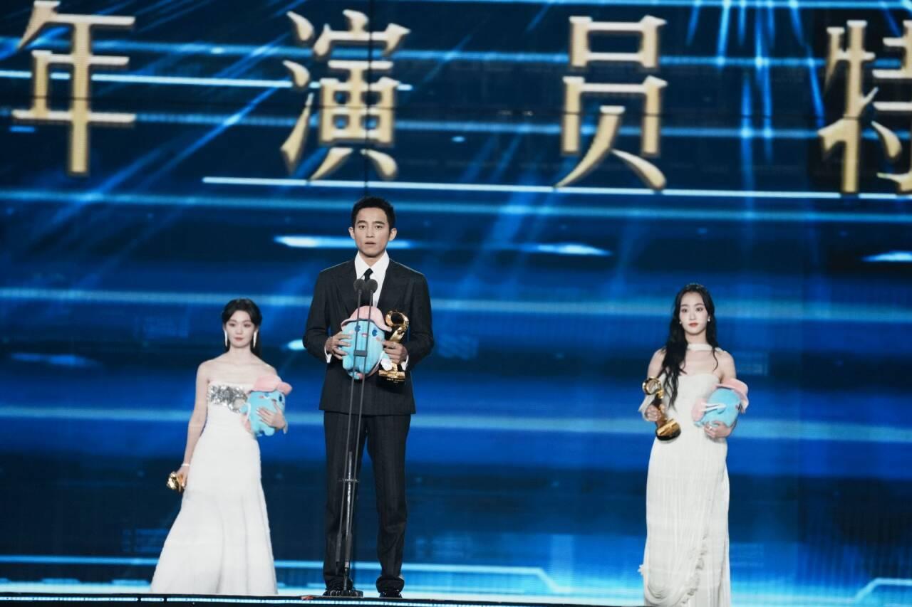 唯见长江，光影绽放！2025长江文化艺术季闭幕，张艺谋佟丽娅等众星点亮“来电的城市”