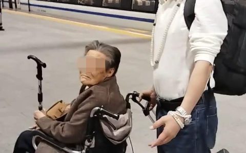 六旬男子推94岁母亲坐轮椅乘动车，自称在深圳北站遇“郑智化式”难题，12306回应
