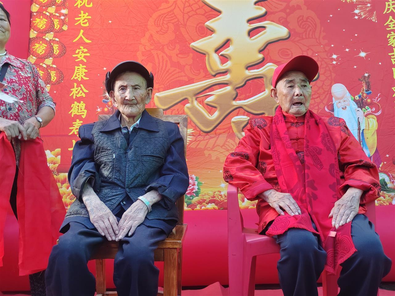 重庆103岁哥哥参加100岁弟弟生日宴，家人：他俩粗茶淡饭从不挑食，家族有长寿基因