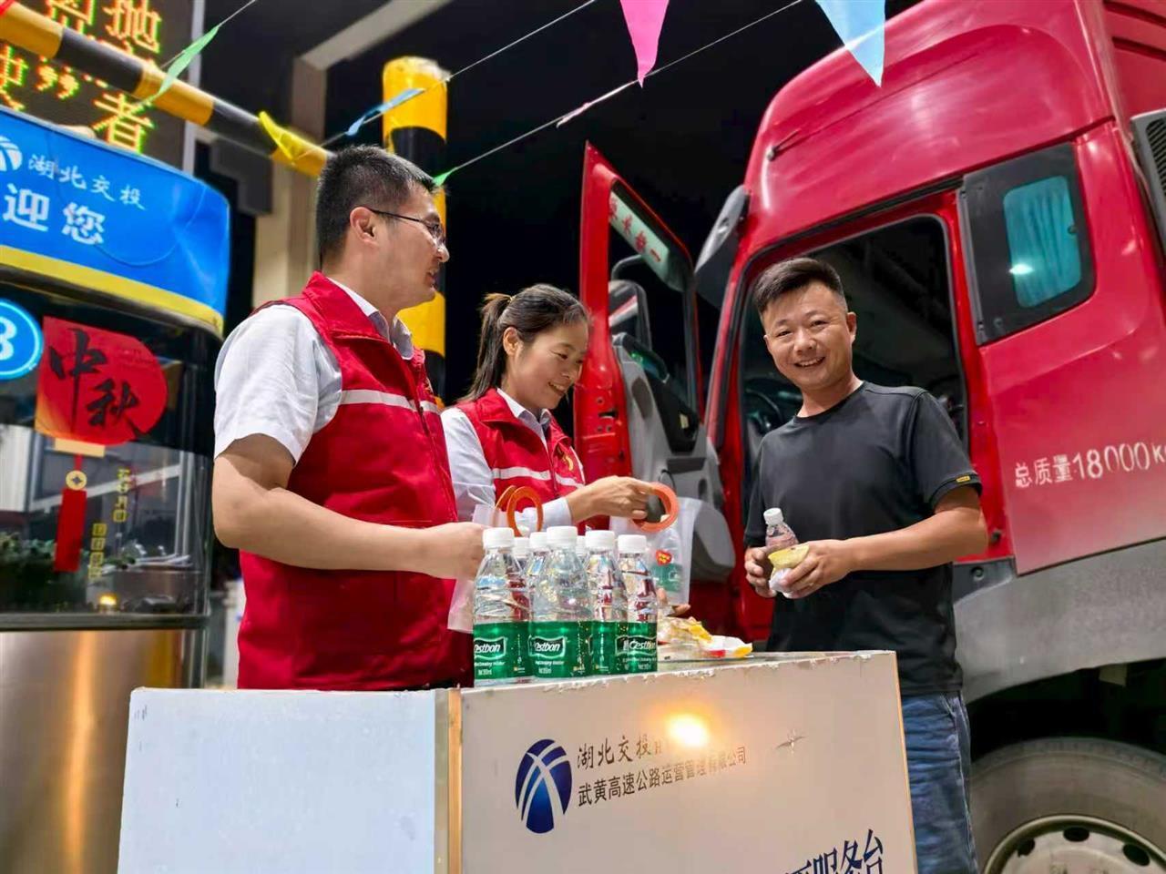湖北交通全力高效应对双节返程车流高峰