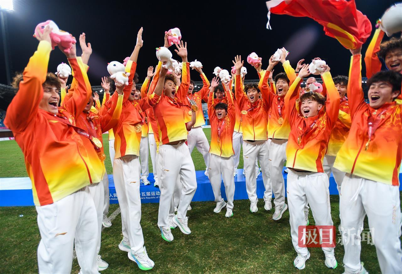 创造历史，相拥而泣！湖北男足U20队勇夺全运会金牌