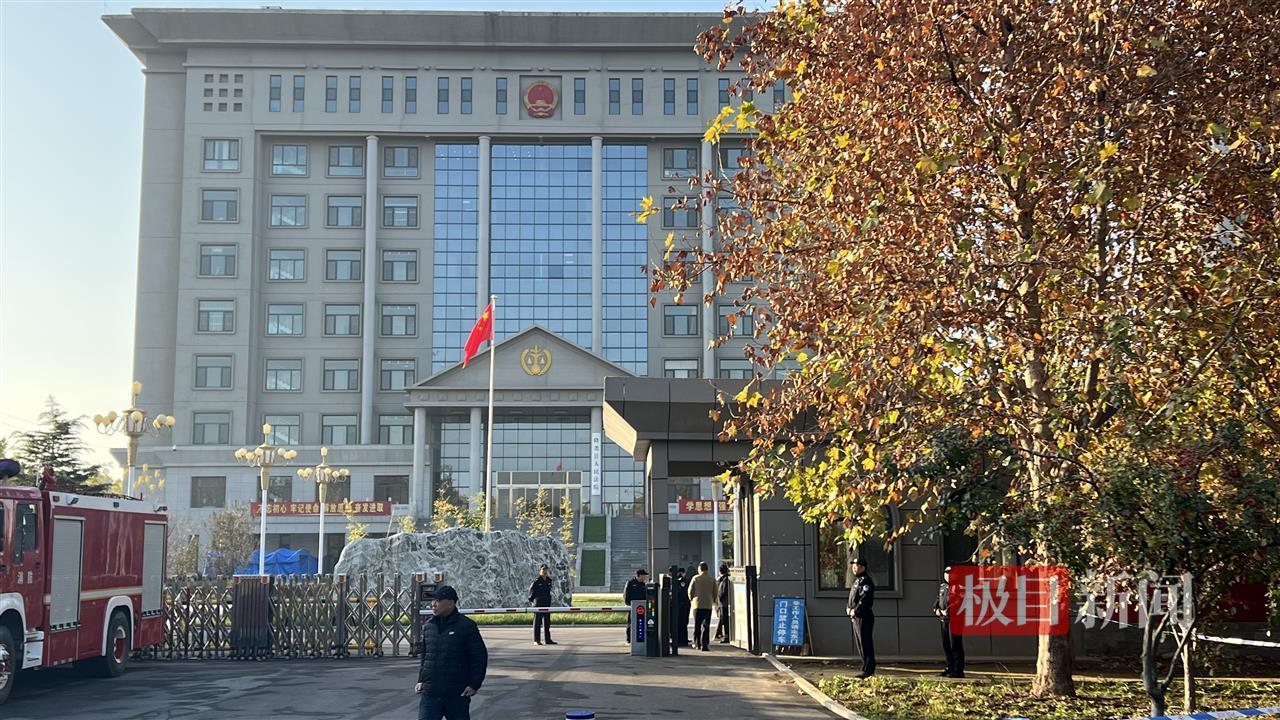 河北一家五口遇害案开庭前，家属展示印有遇害者照片的T恤：带着他们，等一个他们满意的答案