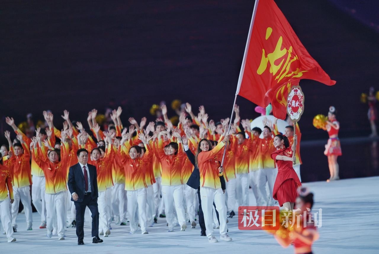 郑钦文担任旗手！十五运会开幕式湖北体育代表团亮相