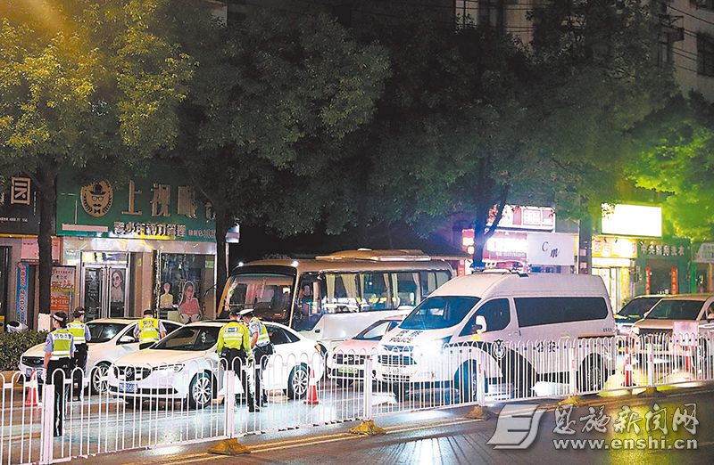 7月11日晚，施州大道和润城路段，交警正在检查车辆。 （全媒体记者 刘 磊 摄）