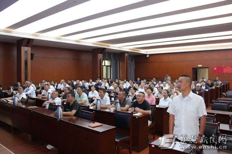 公交出行宣传周启动仪式上，州劳动模范、驾驶员邓毅带领大家集体诵读《恩施公交驾驶员服务承诺》。