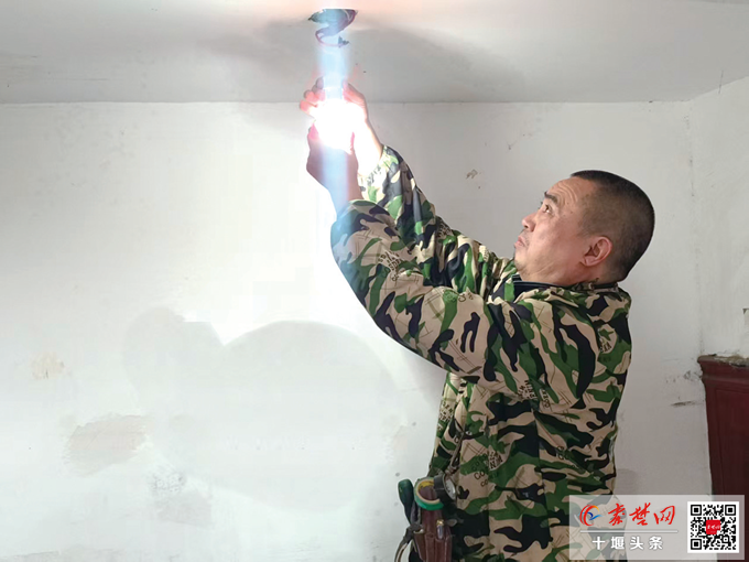 十堰正能量丨山水龙城小区有位热心老王 两年为居民解决400多件难题