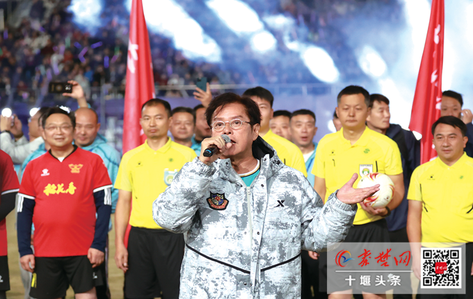 “堰超”揭幕，“谭校长”“靖哥哥”绿茵场秀球技 香港明星足球赛变“怀旧派对”