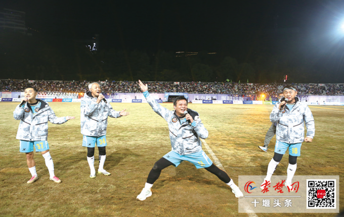 “堰超”揭幕，“谭校长”“靖哥哥”绿茵场秀球技 香港明星足球赛变“怀旧派对”