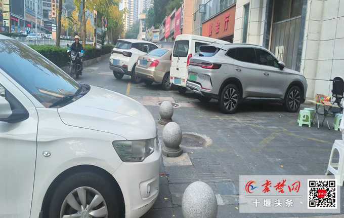热线直播丨石球挡路、僵尸车占位 这个小区沿街停车乱象何时休