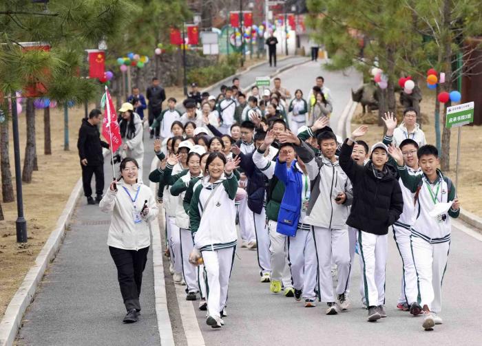 聚焦京堰研学团 | 挖绿松石、逛博物馆！北京学生在十堰变身“探宝猎人”