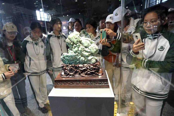 聚焦京堰研学团 | 挖绿松石、逛博物馆！北京学生在十堰变身“探宝猎人”