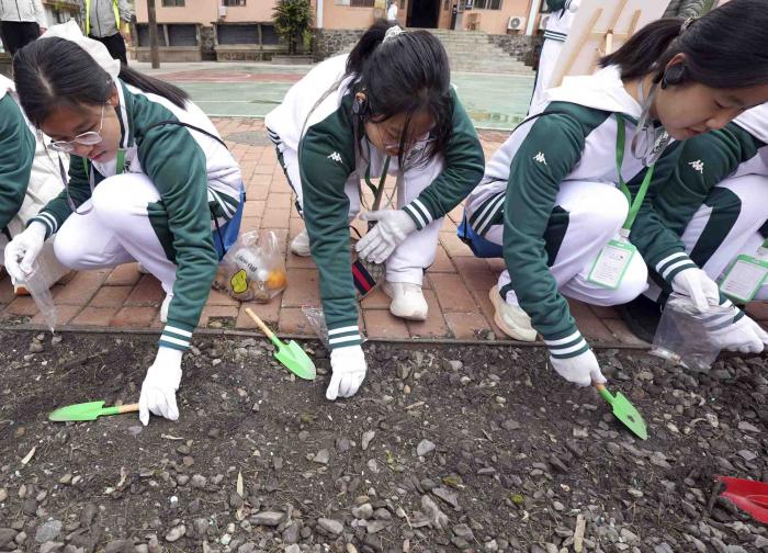 聚焦京堰研学团 | 挖绿松石、逛博物馆！北京学生在十堰变身“探宝猎人”
