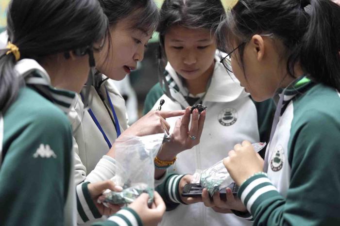 聚焦京堰研学团 | 挖绿松石、逛博物馆！北京学生在十堰变身“探宝猎人”