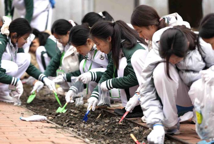 聚焦京堰研学团 | 挖绿松石、逛博物馆！北京学生在十堰变身“探宝猎人”
