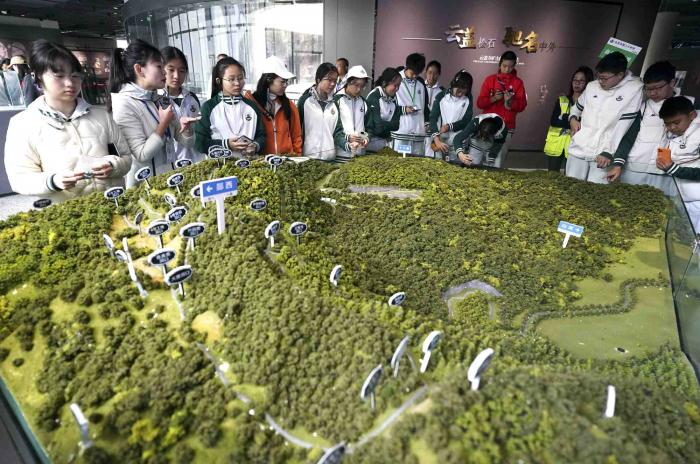 聚焦京堰研学团 | 挖绿松石、逛博物馆！北京学生在十堰变身“探宝猎人”