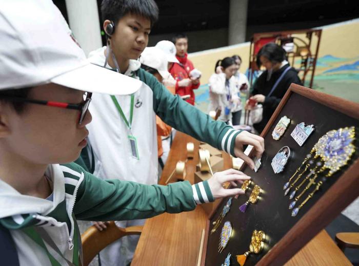 聚焦京堰研学团 | 挖绿松石、逛博物馆！北京学生在十堰变身“探宝猎人”