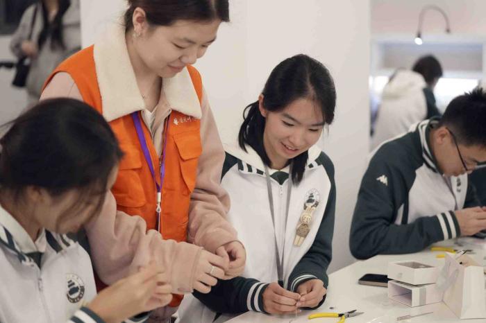 聚焦京堰研学团 | 北京中学生研学团在十堰学习绿松石首饰镶嵌技艺