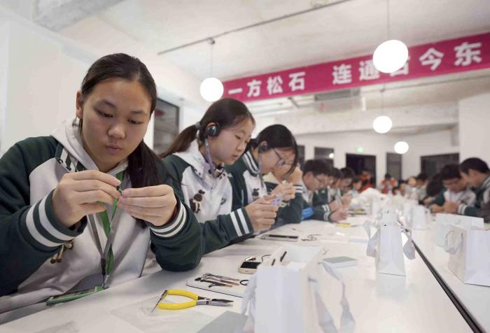 聚焦京堰研学团 | 北京中学生研学团在十堰学习绿松石首饰镶嵌技艺