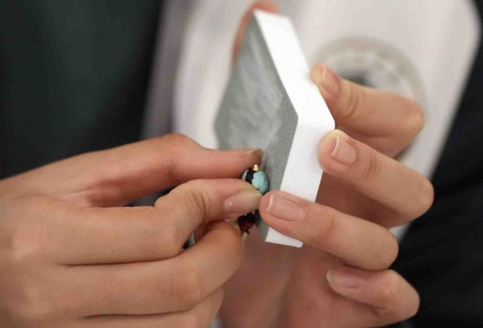 聚焦京堰研学团 | 北京中学生研学团在十堰学习绿松石首饰镶嵌技艺