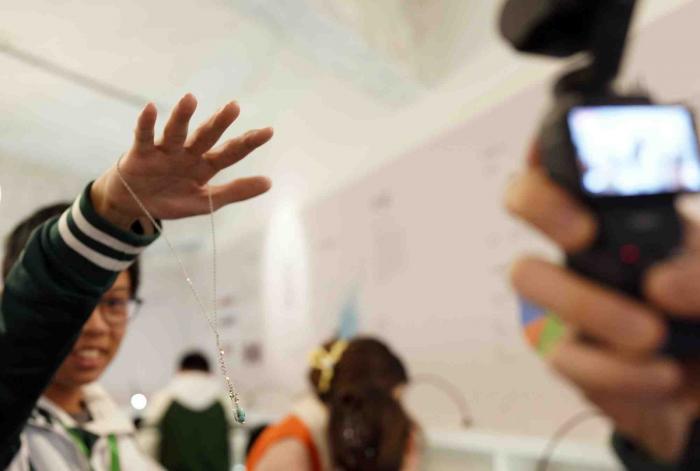 聚焦京堰研学团 | 北京中学生研学团在十堰学习绿松石首饰镶嵌技艺