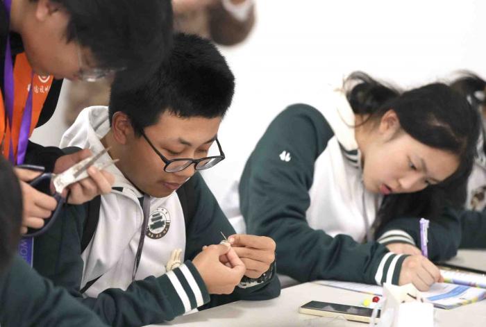 聚焦京堰研学团 | 北京中学生研学团在十堰学习绿松石首饰镶嵌技艺