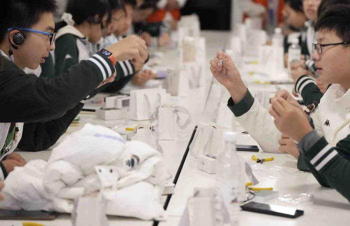 聚焦京堰研学团 | 北京中学生研学团在十堰学习绿松石首饰镶嵌技艺